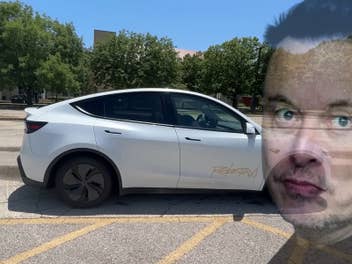 Ein weißes Tesla Model Y, das auf einem Parkplatz steht, mit Bäumen im Hintergrund und ein transparenter Elon Musk an der Seite.
