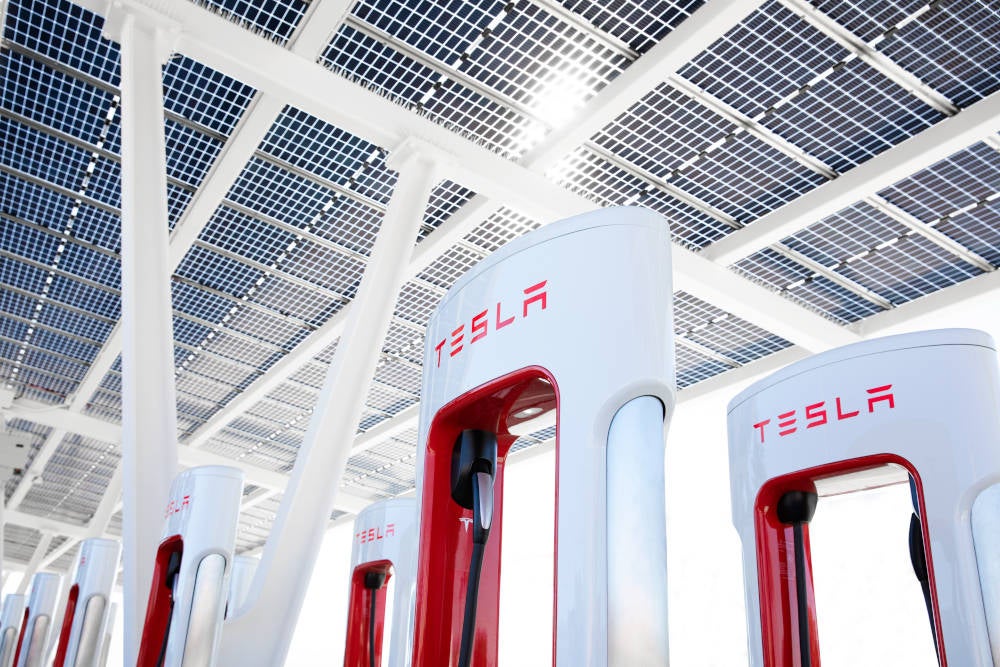 Tesla Supercharger unter einem Solardach