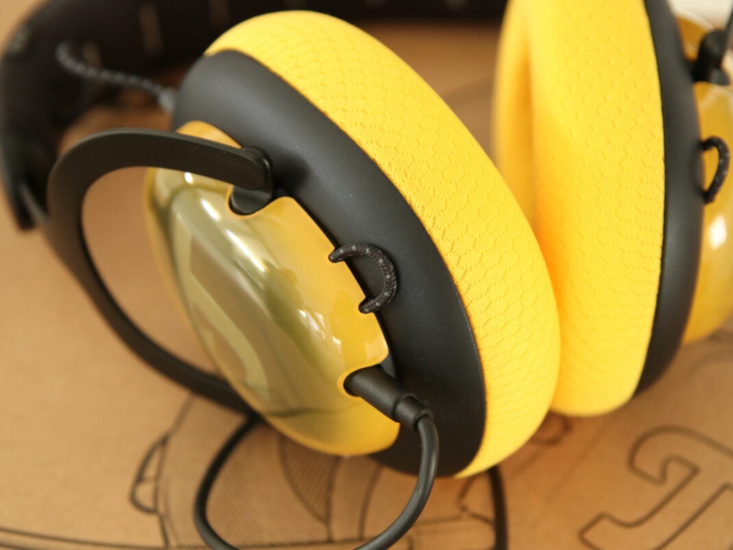 Eine Detailaufnahme des gelben Teufel ZOLA Headsets.