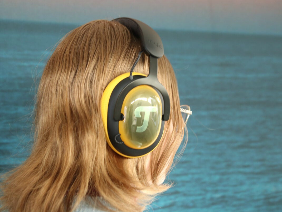 Eine Frau trägt das gelbe Teufel ZOLA Gaming Headset.
