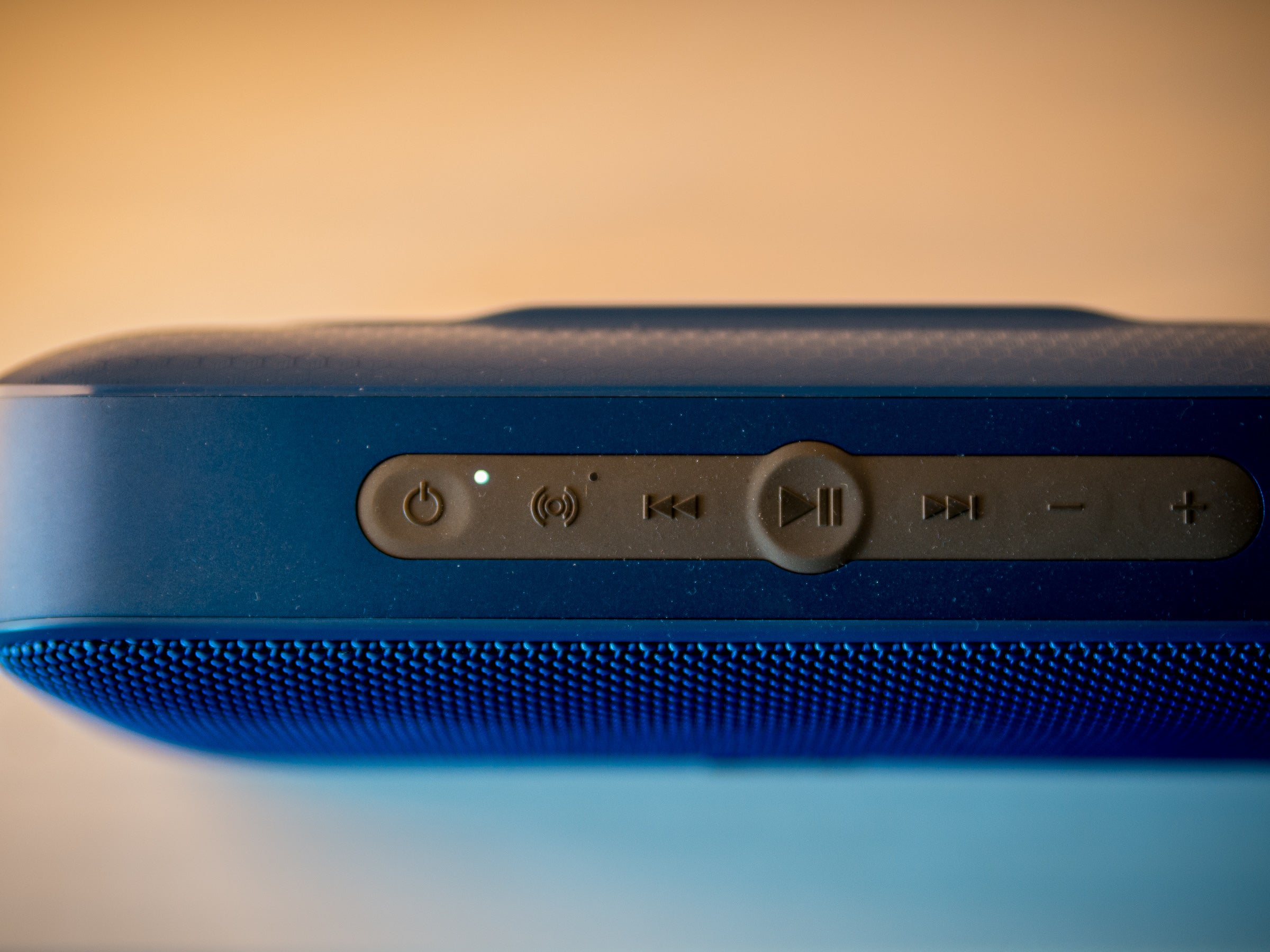 Die Bedienung erfolgt über Tasten auf der Oberseite. Rechts neben dem Ein- und Aus-Taster: der fulminante Stereo-Modus. Die Bedienung erfolgt über Tasten auf der Oberseite. Rechts neben dem Ein- und Aus-Taster: der fulminante Stereo-Modus.