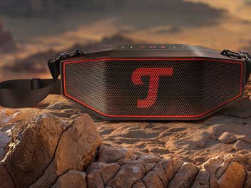 Teufel Rockster Cross 2 auf einem Gebirgsstein