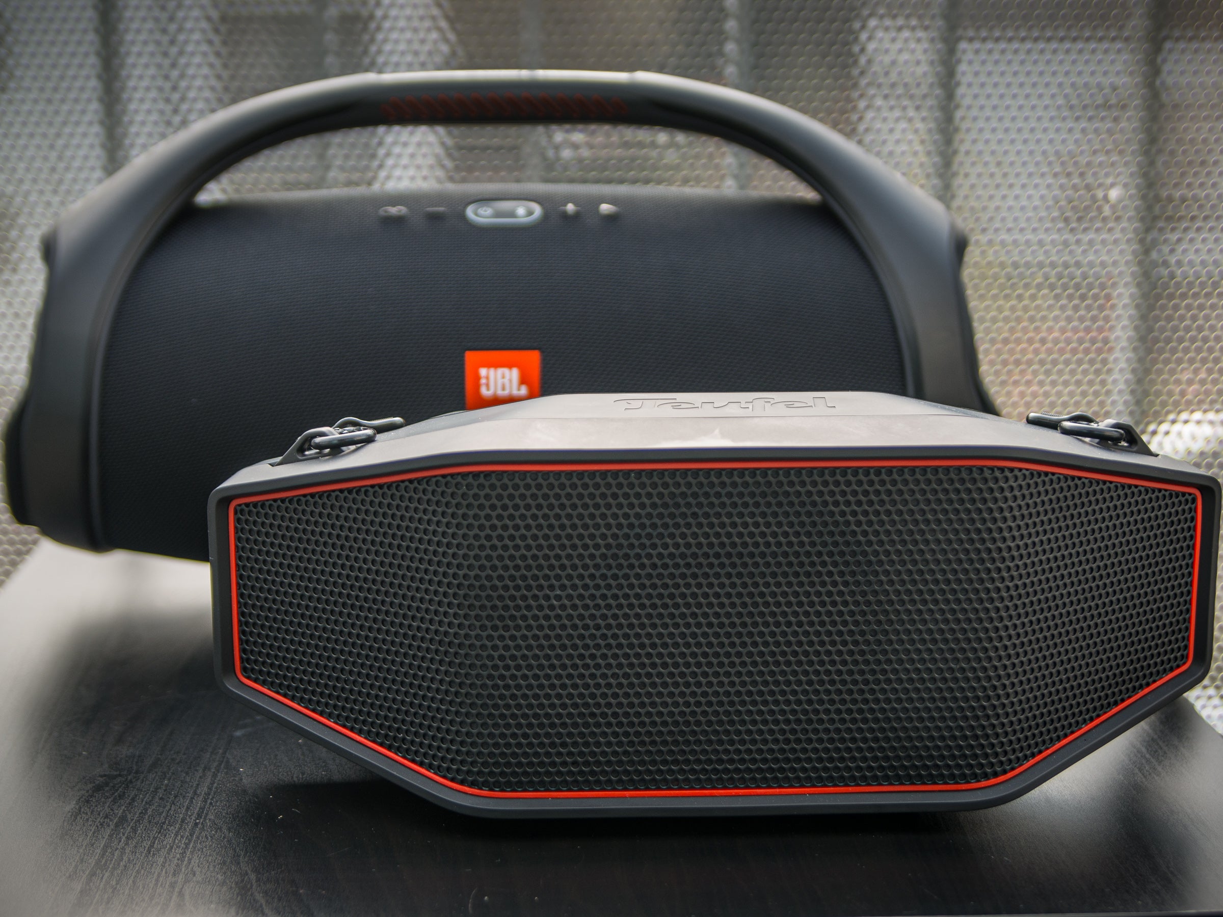 Teufel Rockster Cross vs. JBL Boombox 2