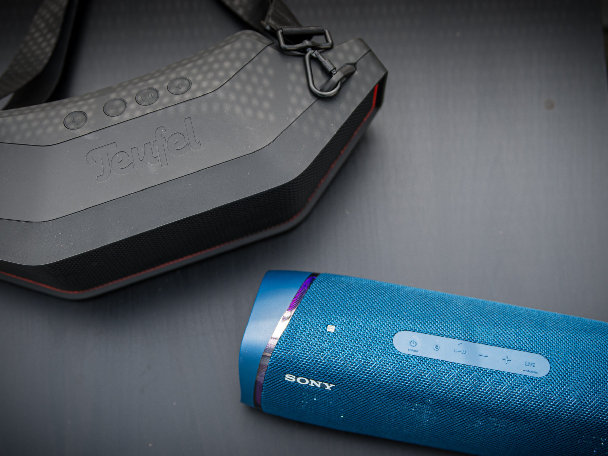 Der Sony SRS-XB43 klingt zwar wärmer als der Teufel Rockster Cross, ist aber insgesamt leiser. Der Sony SRS-XB43 klingt zwar wärmer als der Teufel Rockster Cross, ist aber insgesamt leiser.