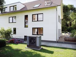 Wärmepumpe vor Wohnhaus