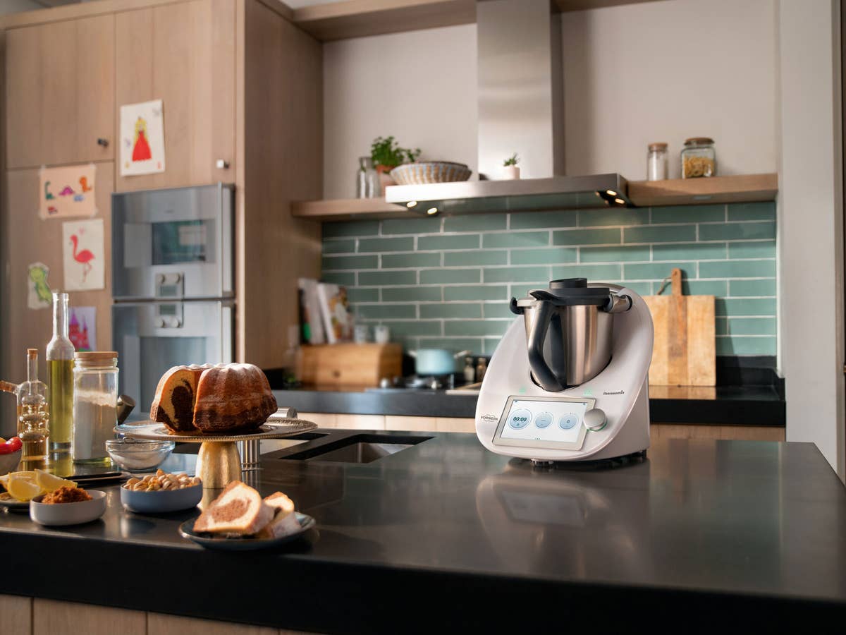 Ein Thermomix TM6 steht auf der Arbeitsplatte in einer modernen Küche