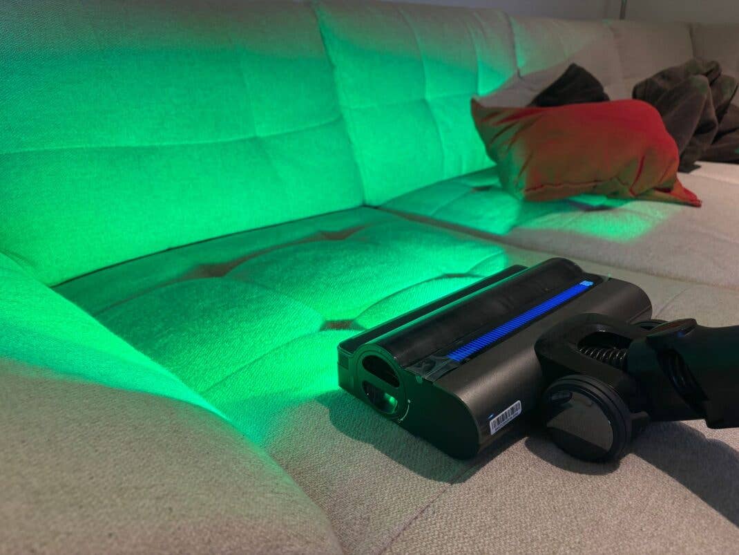 Tineco A90S saugt eine Couch