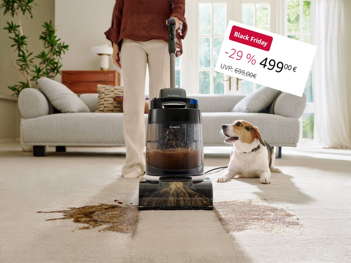 tineco-carpet-one-cruiser-cleaning-with-offer Ein Nasssauger von Tineco reinigt Schlamm von einem weißen Teppich.