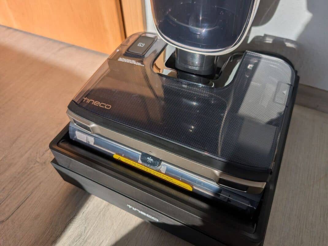 Tineco Floor One S9 Master in seiner Station