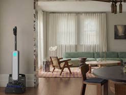 Tineco FLOOR ONE Station S9 Scientist in einem Wohnzimmer