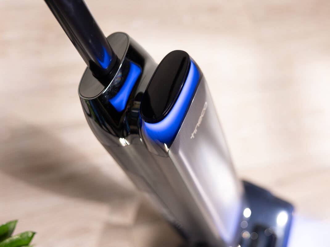 Nahaufnahme des oberen Gehäuseteils des Tineco Staubsaugers mit leuchtend blauen LED-Streifen.