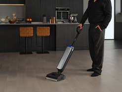 Eine Person putzt mit dem Tineco Floor One S9 Artist Premium Saugwischer