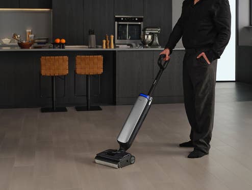 Eine Person putzt mit dem Tineco Floor One S9 Artist Premium Saugwischer