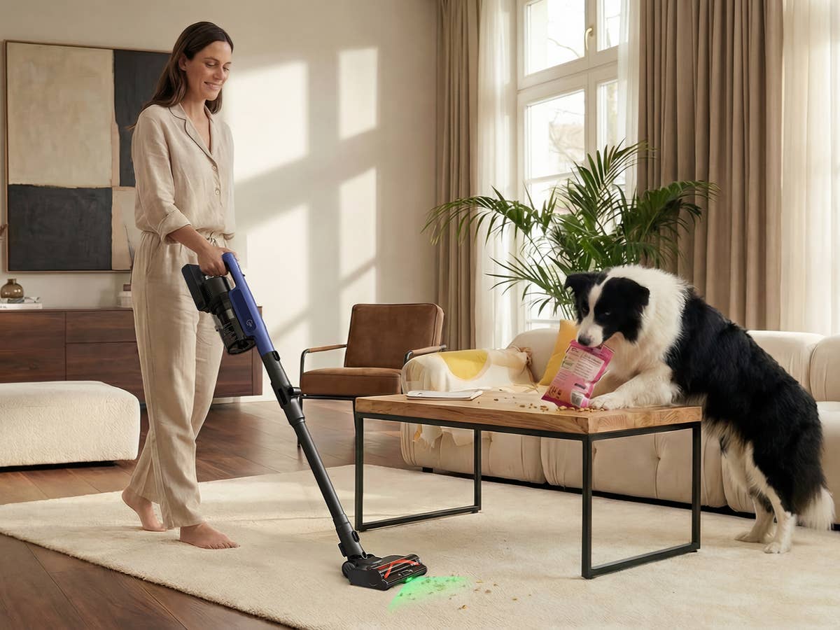 Tineco macht bei den Prime Deal Days mit und spendiert bis zu 52 Prozent Rabatt auf Akkusauger und Co. eine Frau saugt ihr Wohnzimmer während ein Hund Trockenfutter vom Couchtisch auf den Boden verstreut