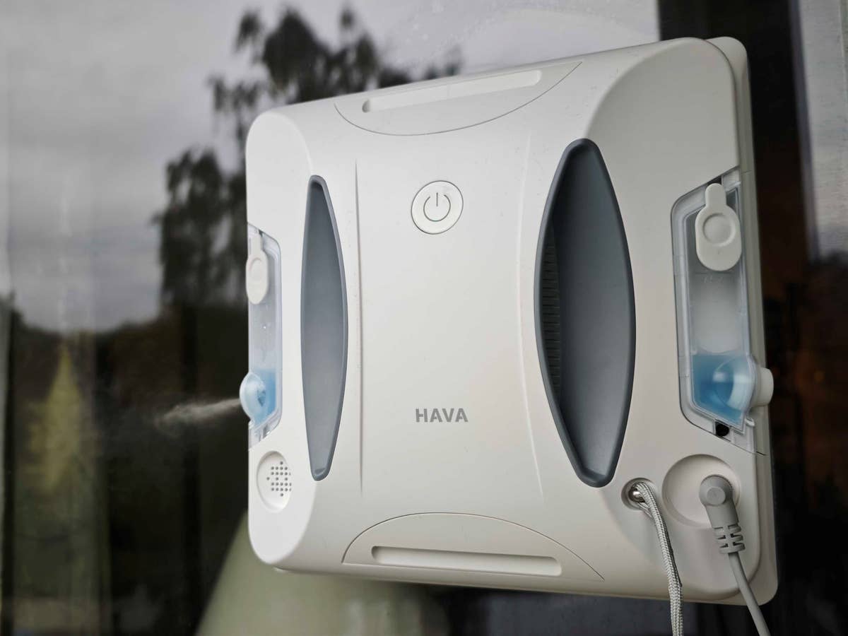 Der HAVA U01 kann einfach mit Wasser oder mit Glasreiniger verwendet werden. Der HAVA U01 putzt ein Fenster und sprüht Glasreiniger