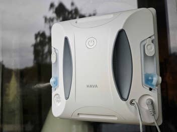 Der HAVA U01 putzt ein Fenster und sprüht Glasreiniger