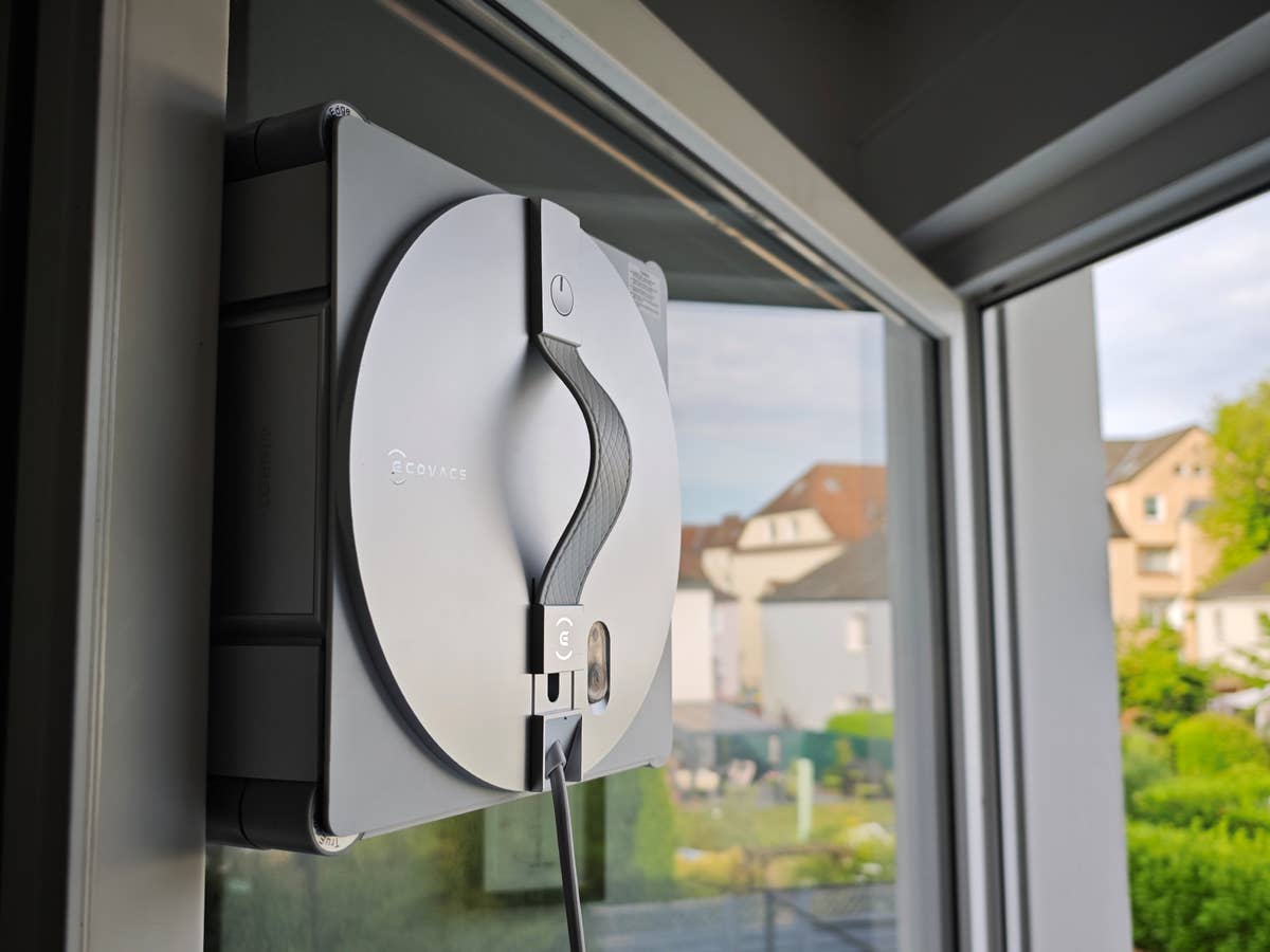 Der WINBOT W3 OMNI von ECOVACS im Einsatz. Der WINBOT W3 OMNI von ECOVACS wischt das Küchenfenster von außen.