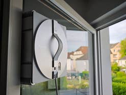 Der WINBOT W3 OMNI von ECOVACS wischt das Küchenfenster von außen.