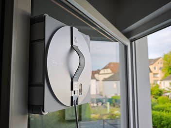 Der WINBOT W3 OMNI von ECOVACS wischt das Küchenfenster von außen.
