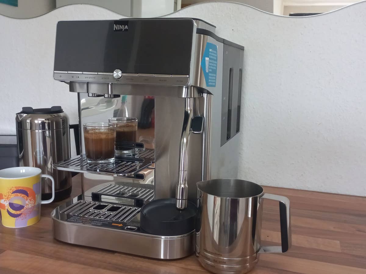 Titelbild zum Test der Ninja AutoBarista Pro Ninja AutoBarista Pro Kaffeevollautomat in einer Küche, daneben eine inside digital Tasse
