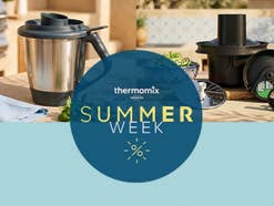Thermomix TM7 mit Zubehör und Werbeslogan zur Summer Week
