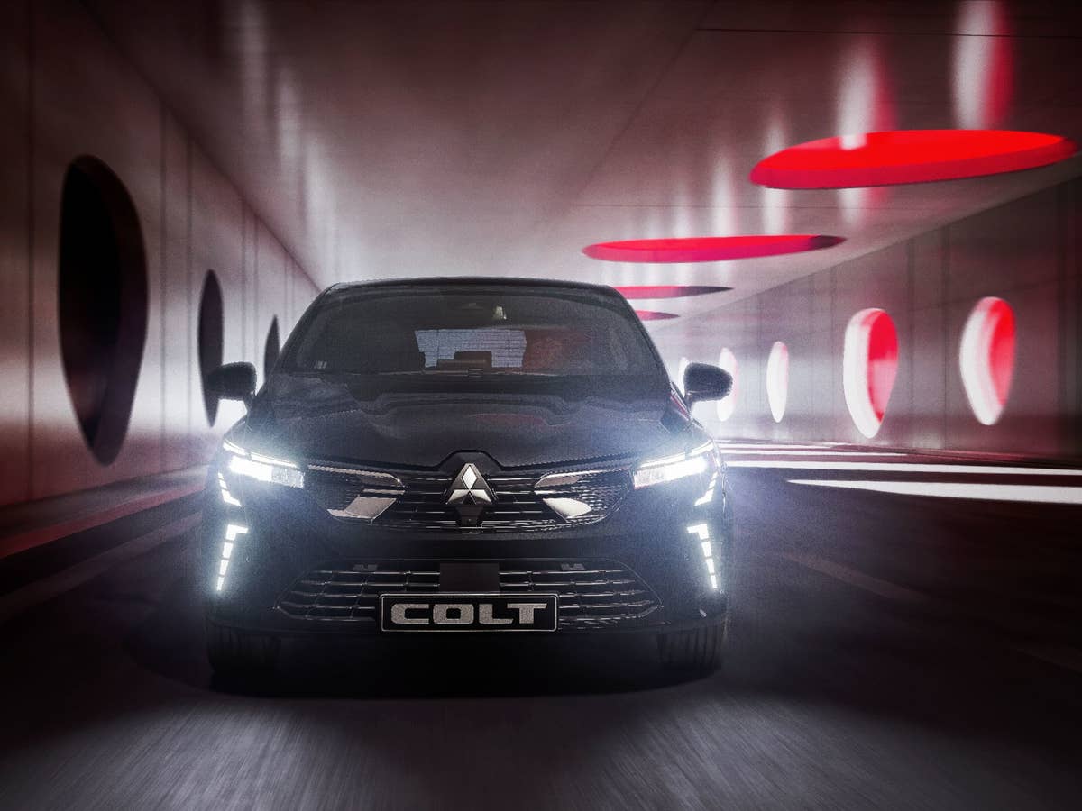 Mitsubishi Cross in der Frontansicht mit eingeschalteten Scheinwerfern.
