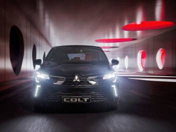 Mitsubishi Cross in der Frontansicht mit eingeschalteten Scheinwerfern.