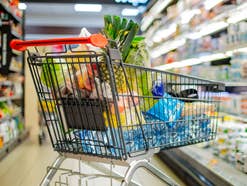 Einkaufswagen mit einer Vielzahl an Lebensmitteln darin