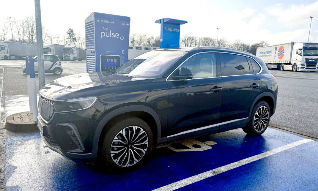 Togg T10X an der Ladesäule geparkt.