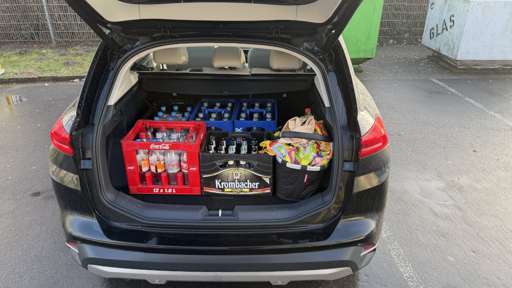Mit Getränkekisten beladener Kofferraum im Togg T10X.