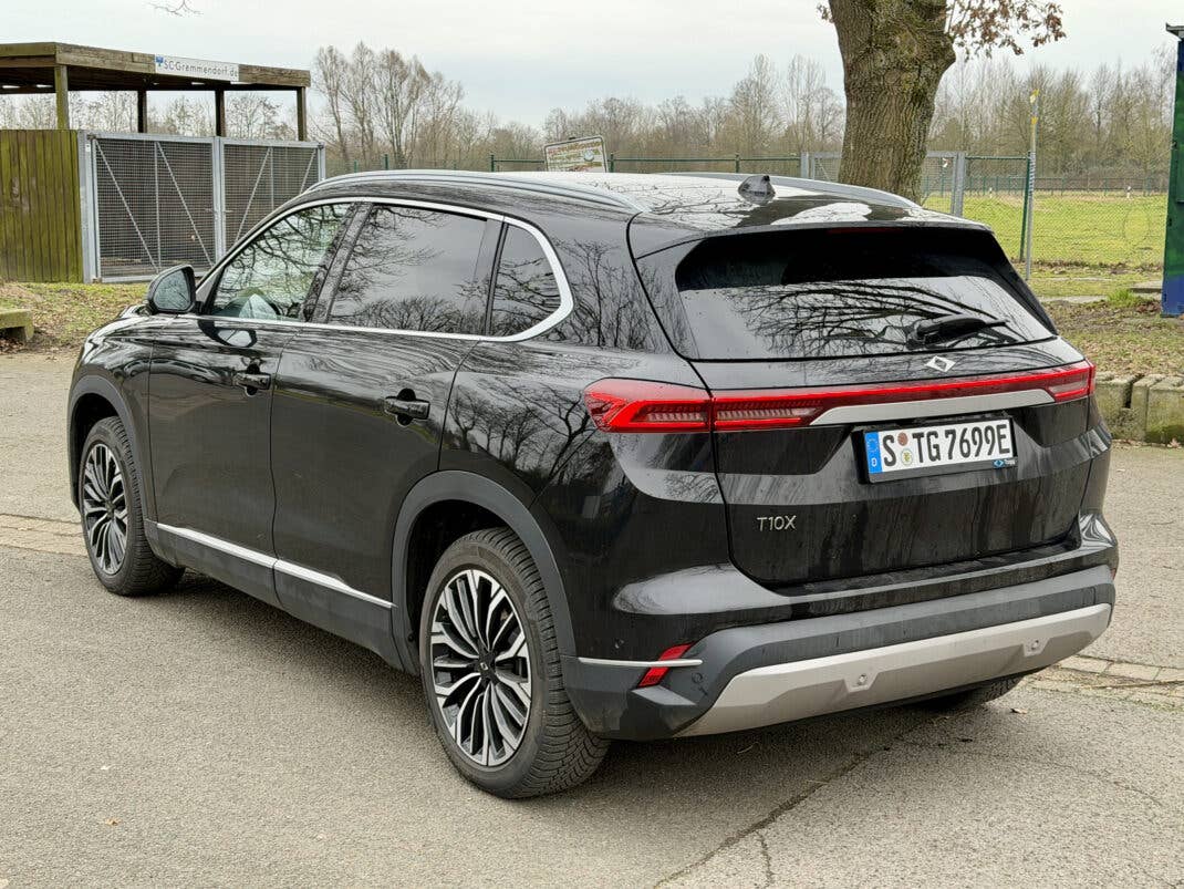 Togg T10X in der seitlichen Heckansicht.