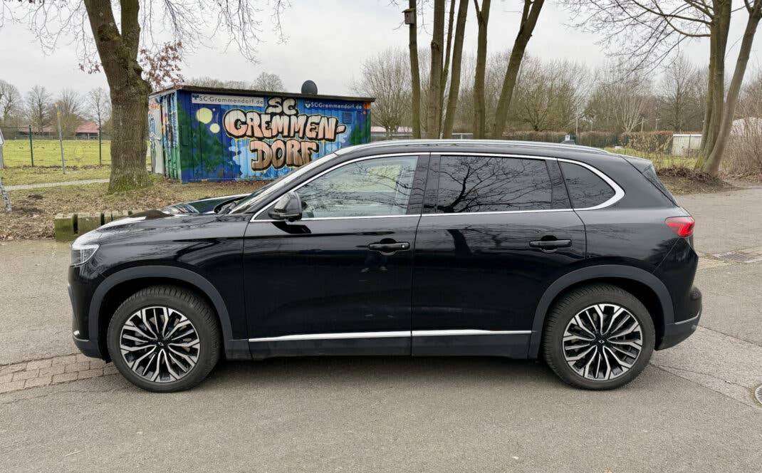 Togg T10X in der Seitenansicht auf einem Sportplatz.