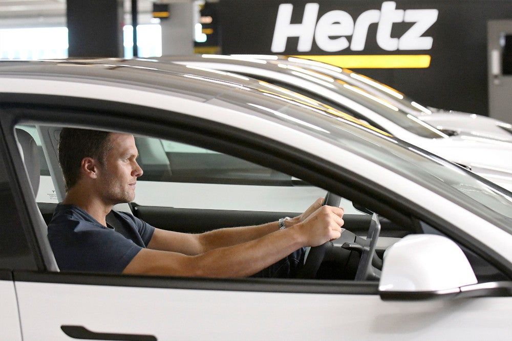 Tom Brady im Tesla von Hertz