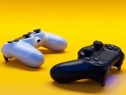 Zwei Gamecontroller vor einem gelben Hintergrund