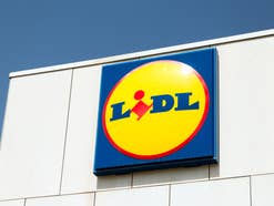 Lidl Logo an einer Außenfassade einer Filiale.