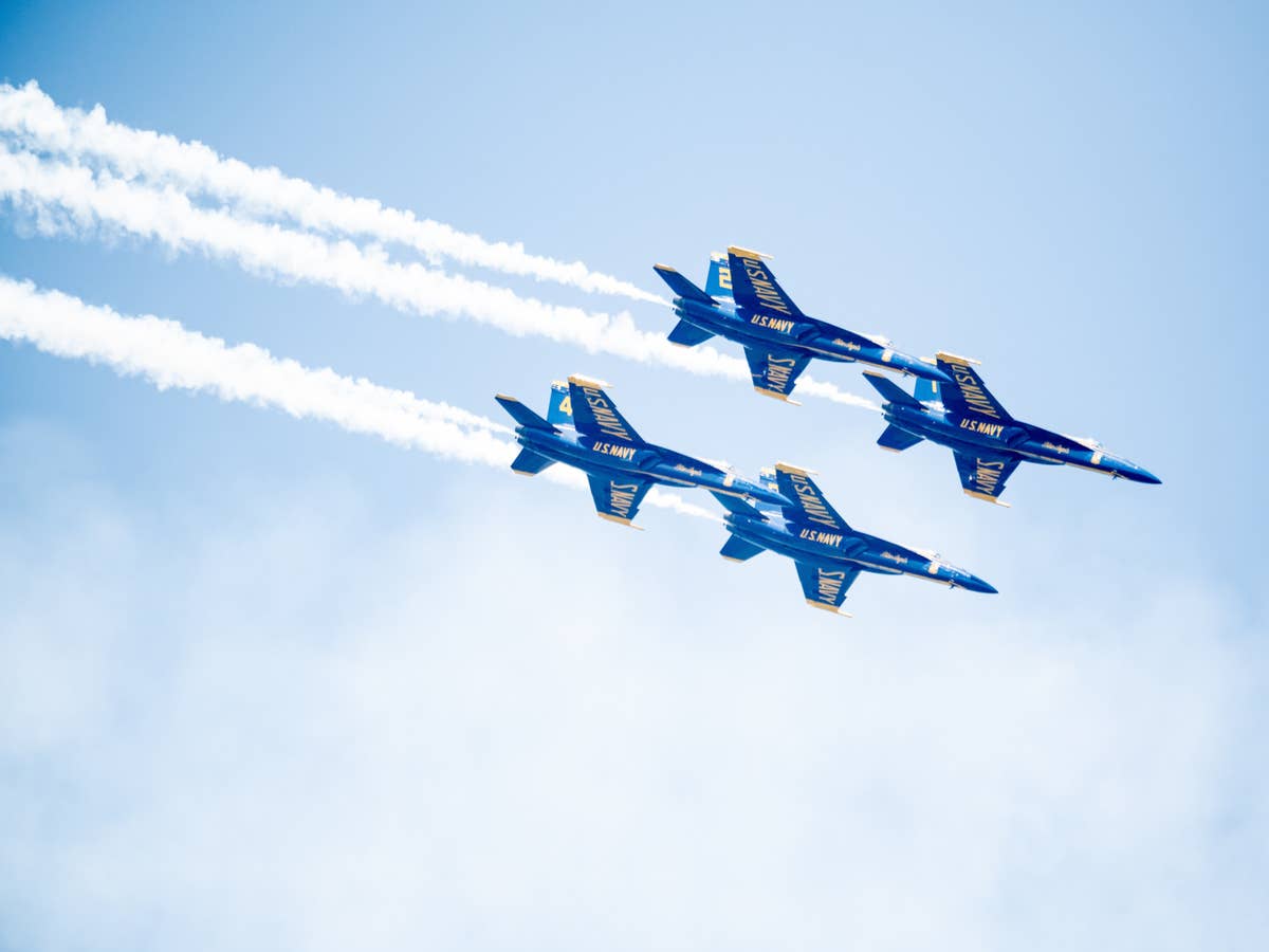 Top Gun: Maverick Vier Jets der US Navy fliegen in der Luft.