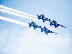 Vier Jets der US Navy fliegen in der Luft.