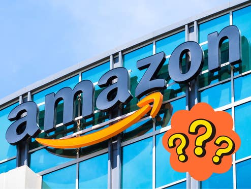 Amazon-Logo auf Gebäude, unten rechts eine orangene Blase mit Fragezeichen drin
