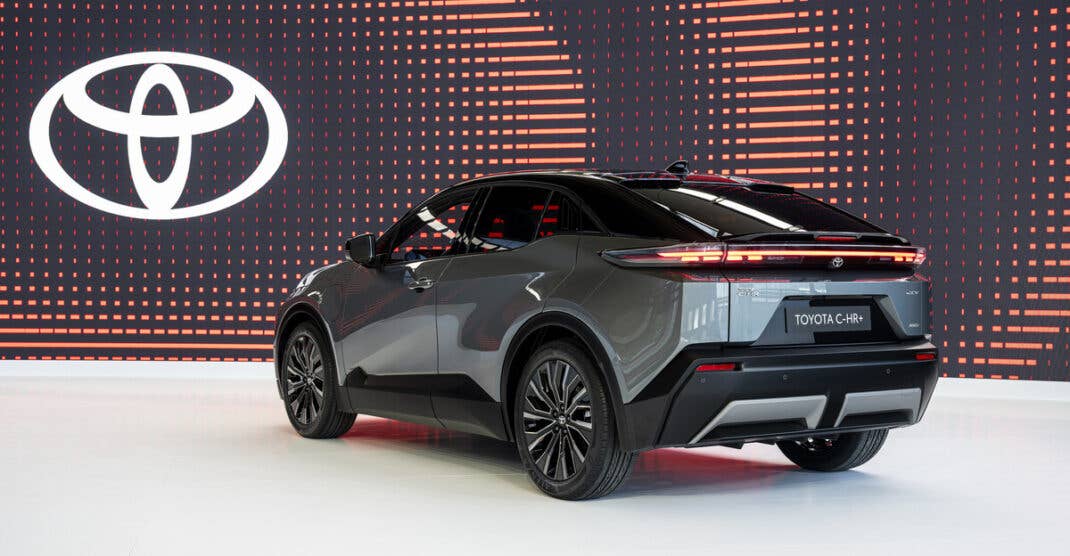 Toyota C-HR+ Heckansicht.