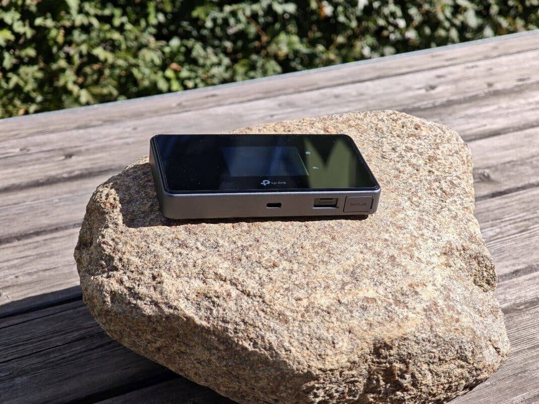 TP-Link M8550 liegt auf einem Stein