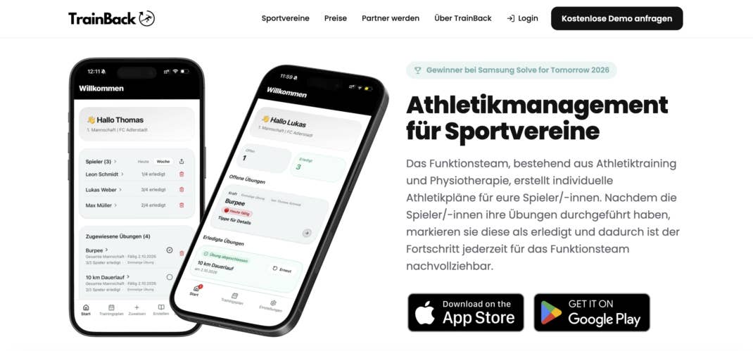 Screenshot der Website von TrainBack mit zwei Smartphones, auf denen die App geöffnet ist. Ein Display zeigt die Trainerübersicht mit Spielern und zugewiesenen Übungen, das andere die offenen und erledigten Übungen eines Spielers. Daneben stehen die Überschrift „Athletikmanagement für Sportvereine“ und Download-Buttons für App Store und Google Play.