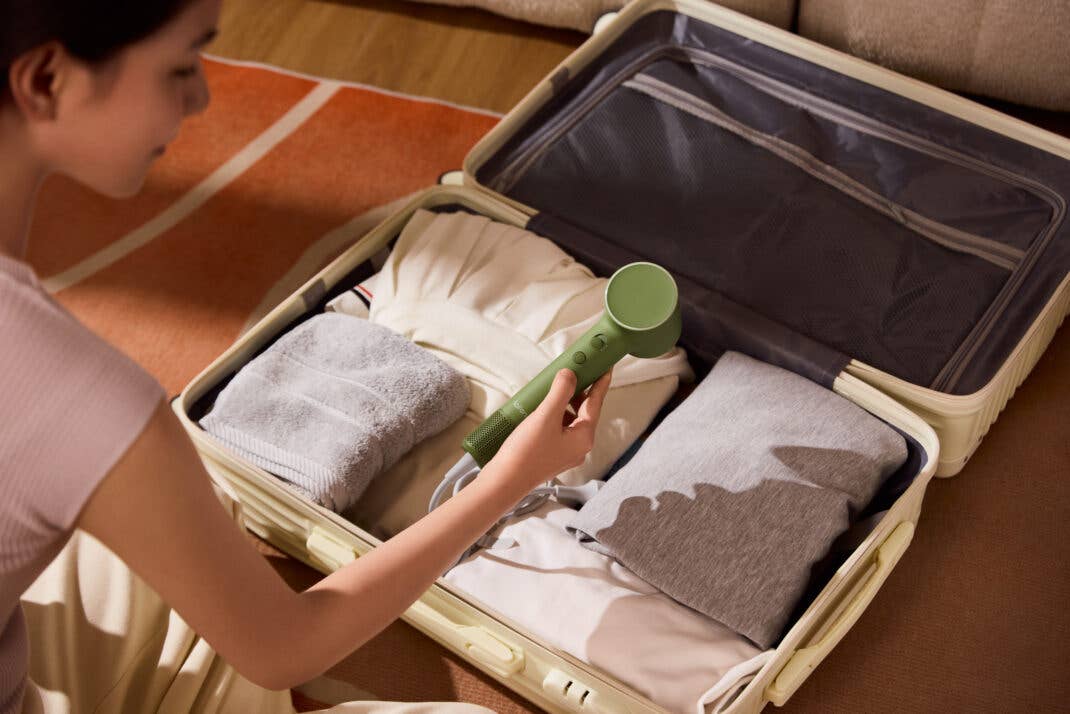 Eine Frau packt einen Koffer mit dem Laifen Air Pro