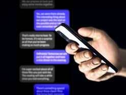 Nachrichten auf Smartphone im Hintergrund