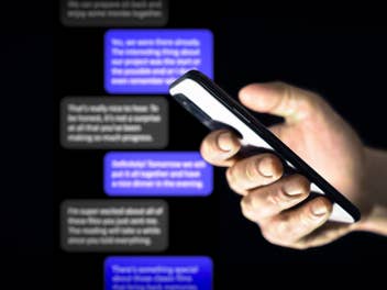 Nachrichten auf Smartphone im Hintergrund