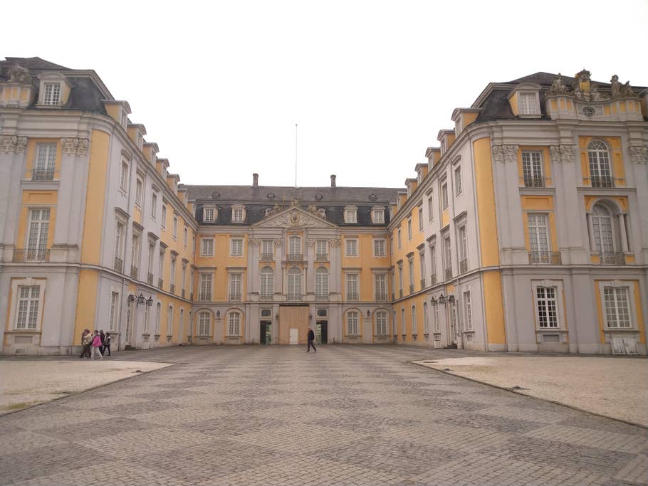 Brühler Schloss bei trübem Wetter