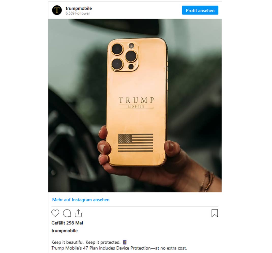 Eine Person hält ein goldenes Smartphone mit 'TRUMP MOBILE' und einem amerikanischen Flaggen-Design auf der Rückseite.
