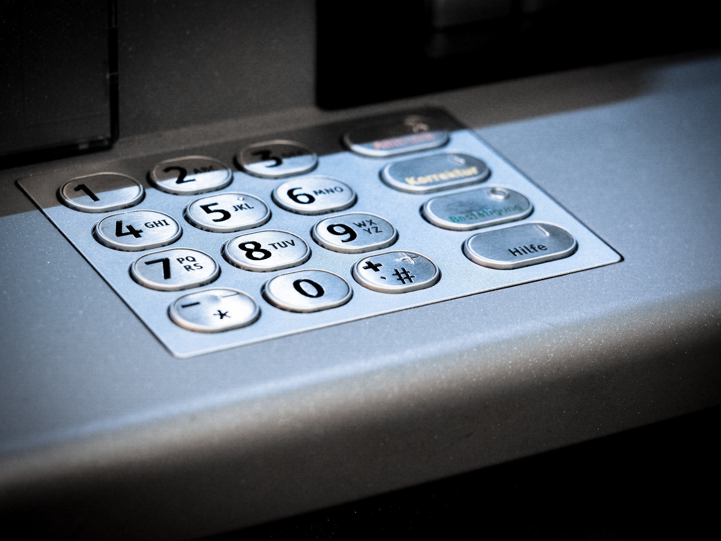 #Tschüss, Bargeld: Banken und Sparkassen schaffen Geldautomaten ab