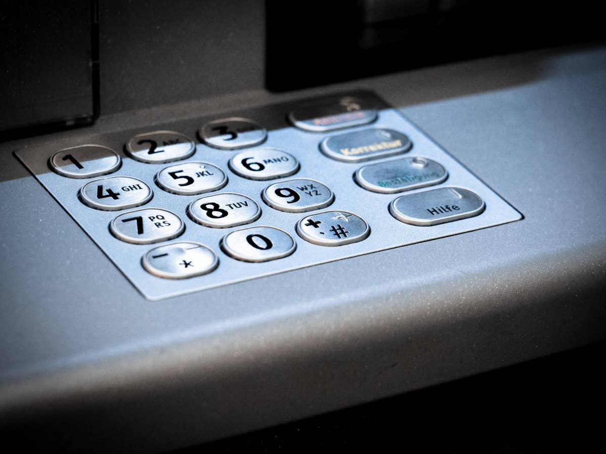 Tschüss, Bargeld: Banken und Sparkassen schaffen Geldautomaten ab