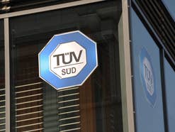 Ab sofort: Es gilt eine neue TÜV-Pflicht zusätzlich zur HU TÜV-Logo an einem Fenster