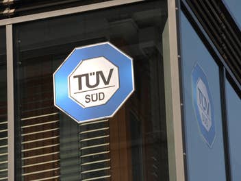 TÜV-Logo an einem Fenster